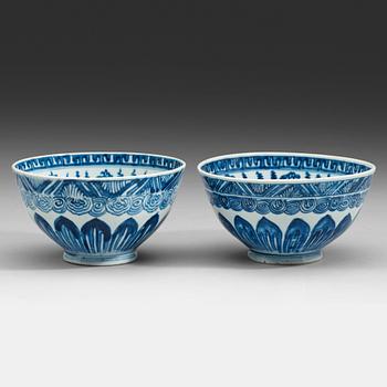 541. A pair of blue and white bowls, Qing dynasty, 18th century.