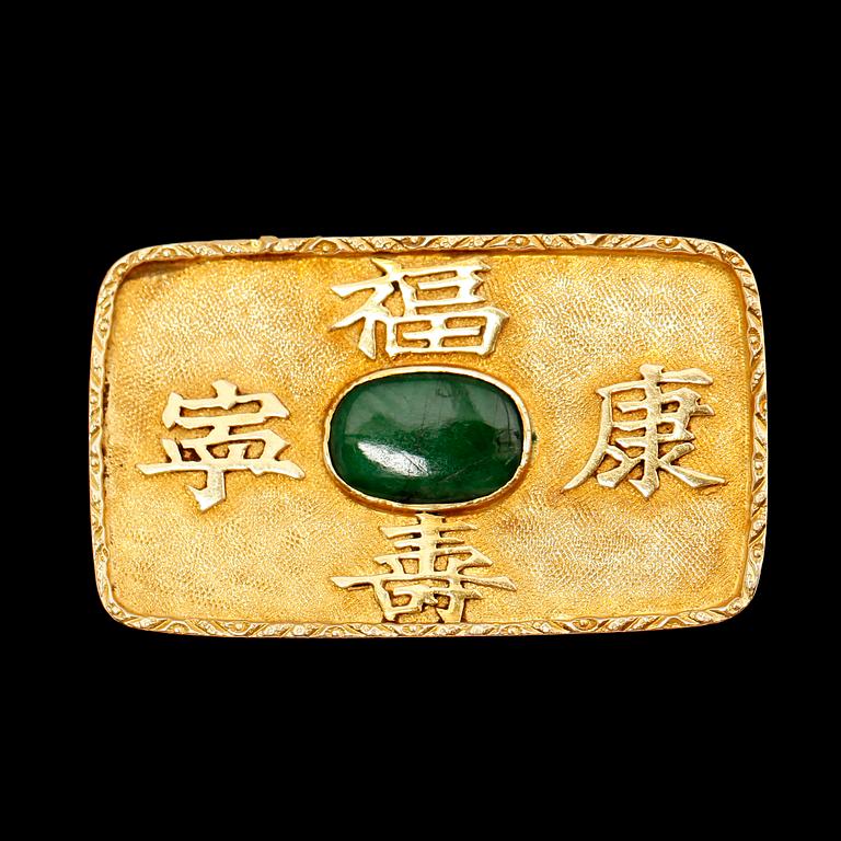 BROSCH, 20 k guld, med grön jade, Kina. Vikt med sten ca 6 g.