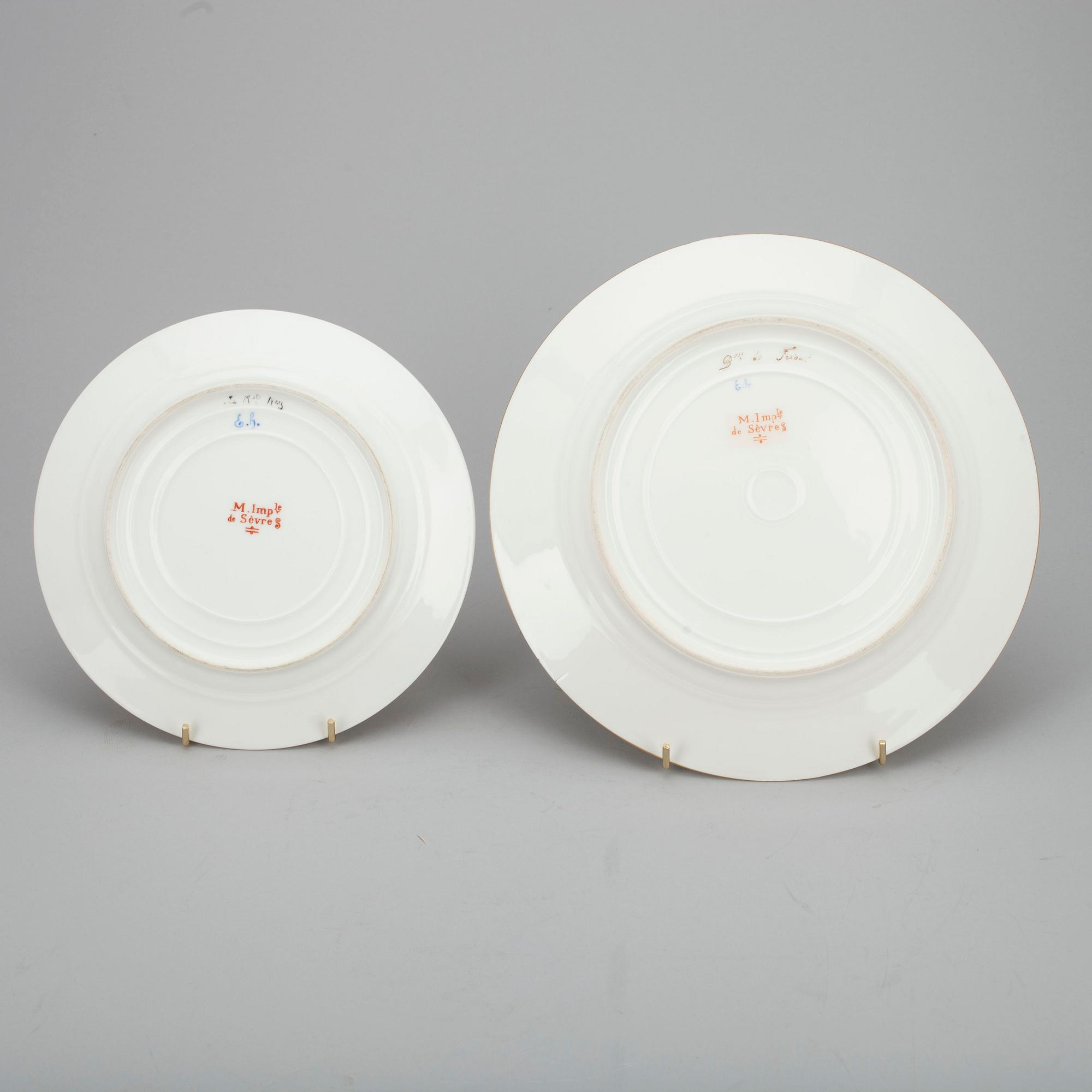 TALLRIKAR, 12 st, porslin. Tallrikarna, Sèvres 1804-1809, porträtten ca 1800-talets mitt.