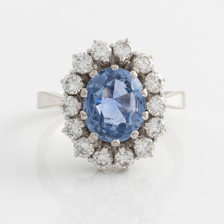 Ring, Carmosé ring in 18K white gold with light blue sapphire and brilliant-cut diamonds.