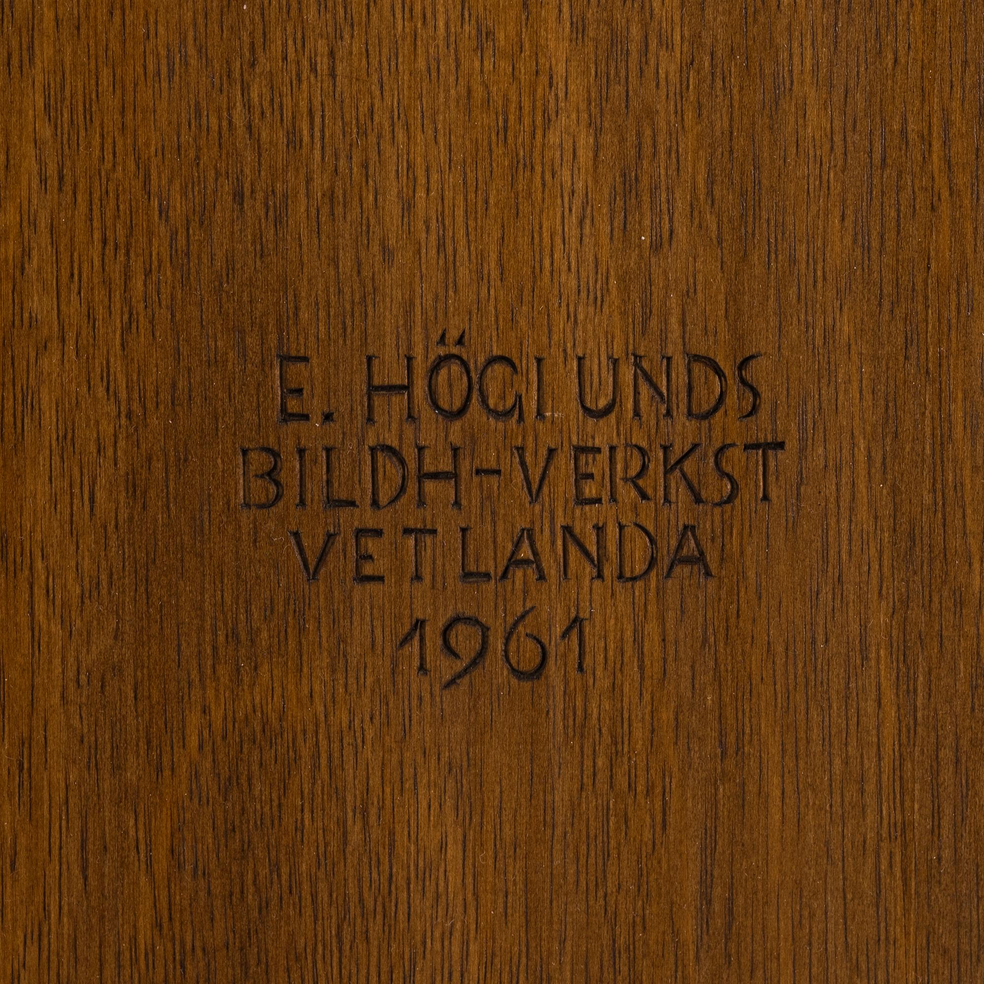 Eugen Höglund, skåp, E. Höglunds bildhuggarverkstad, Vetlanda, daterat 1961.