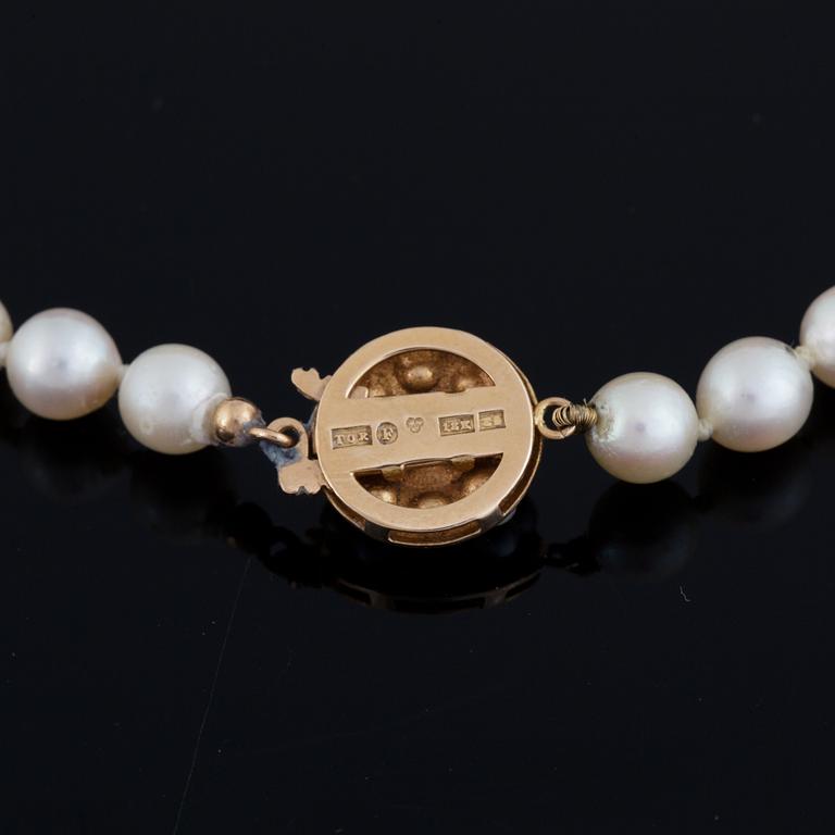Cultured pearl necklace.