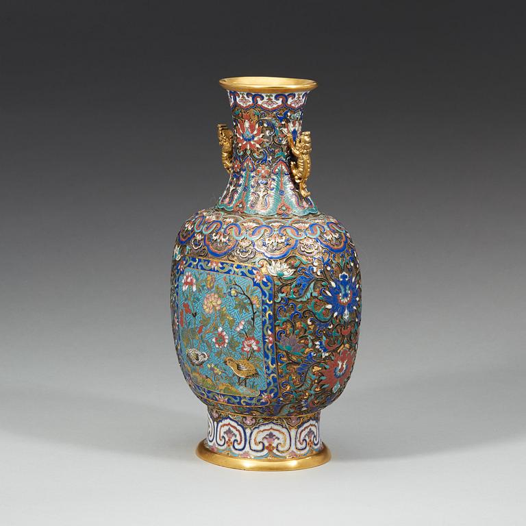VAS, cloisonné. Qingdynastin, 1800-tal.