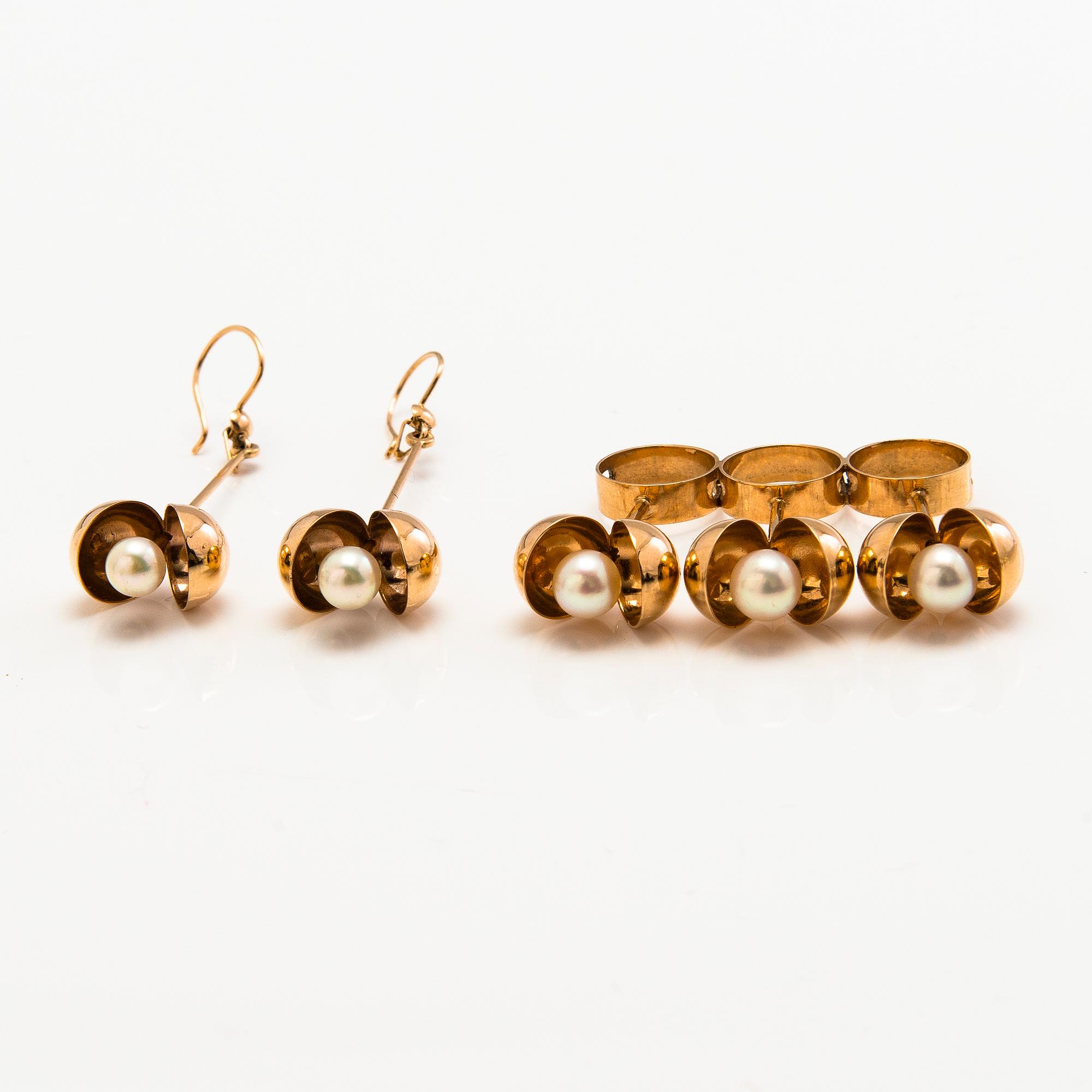 A set of 14K gold pendant and earrings with pearls by Olli Auvinen. Westerback Eino Ky, Helsinki 1967.