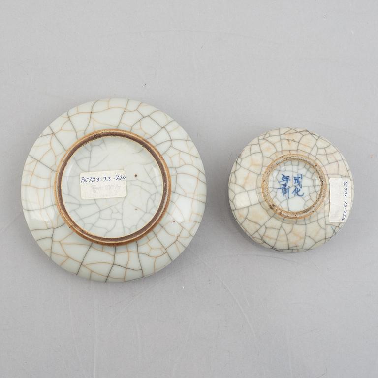 A Chinese ge glazed stoneware brush washer, a vase and two bowls, early 20th century.