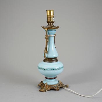 BORDSLAMPA, sannolikt Baccarat, 1800-talets sista kvartal.