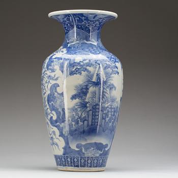 GOLVVAS, porslin, Japan. 1900-talets andra hälft.