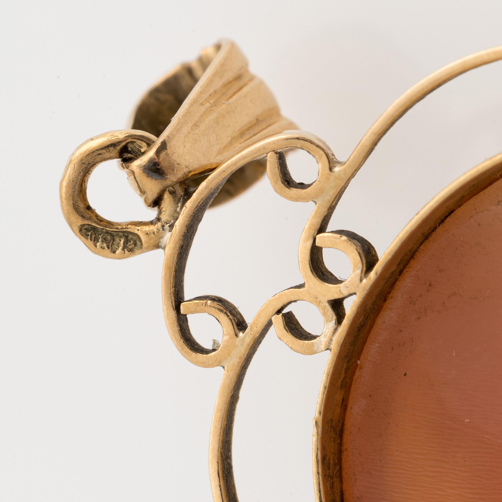 Pendant, 18K gold with shell cameo.