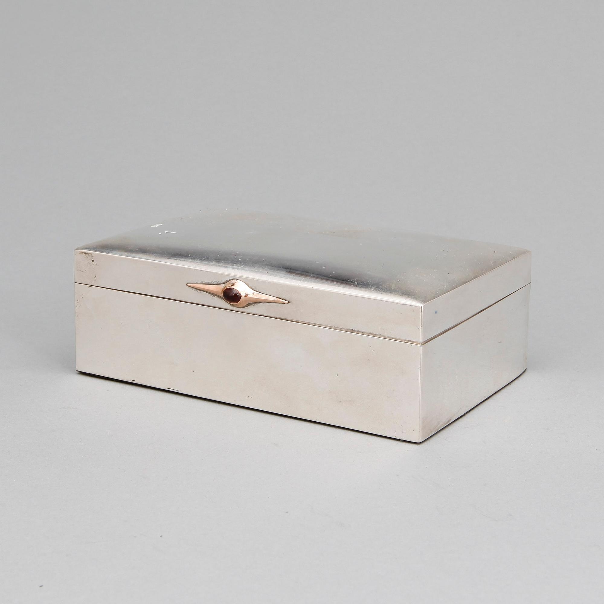 SKRIN, silver. CG Hallberg, Stockholm, 1903. Vikt tot ca 737 g.