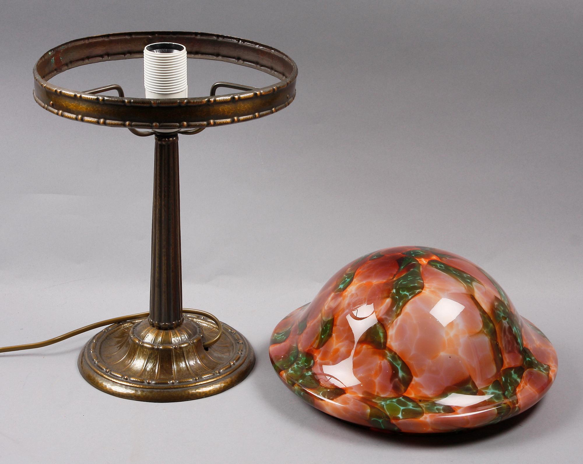 BORDSLAMPA, gulmetall och glas, 1900-talets första hälft.