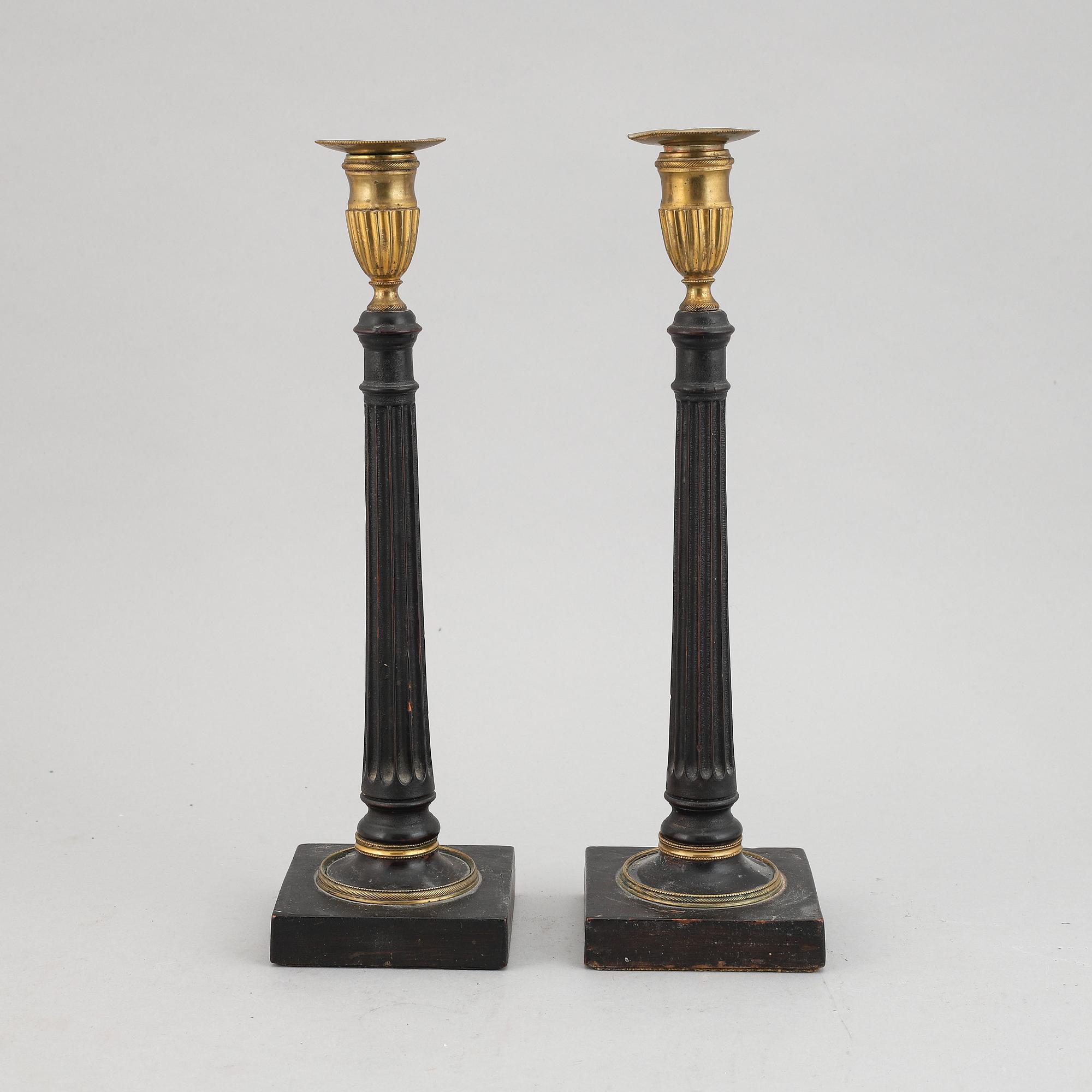 Ljusstakar, ett par, sengustavianska, omkring 1800.