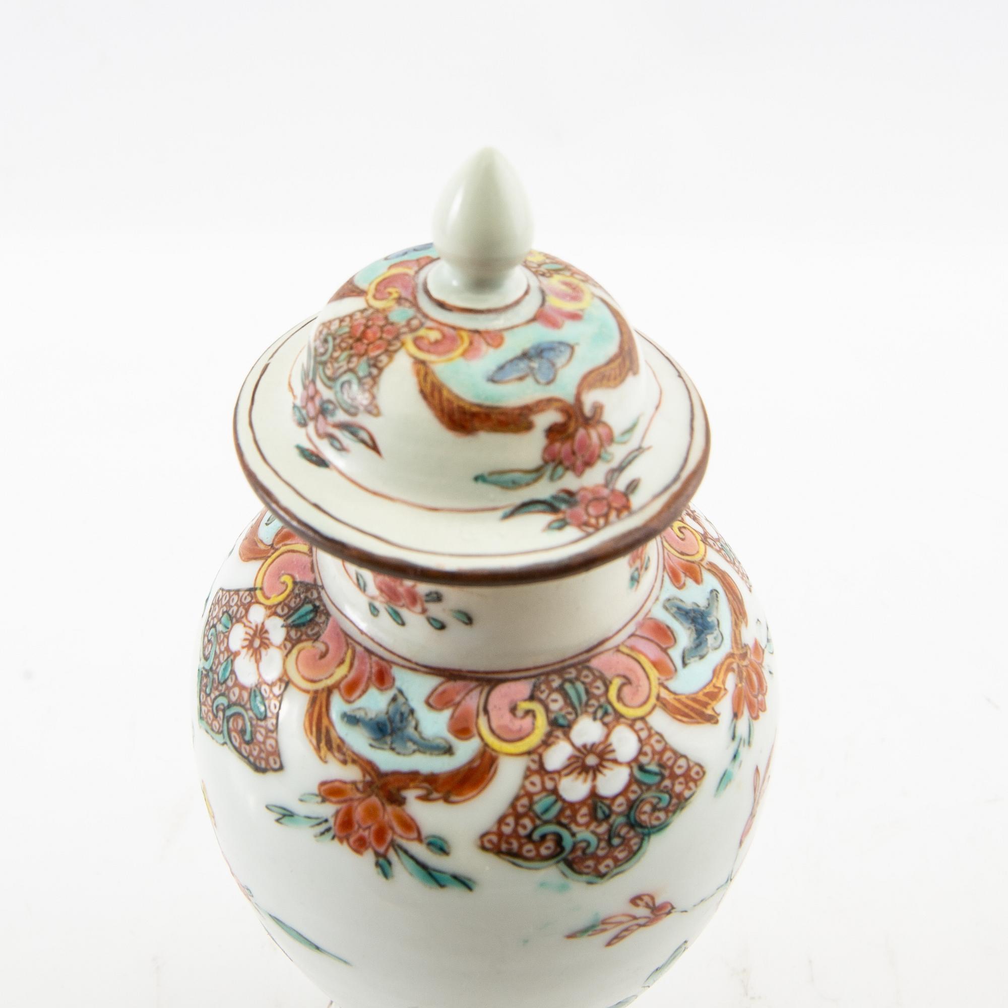 Lock urn China Qianlong 18th century porcelain.