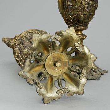 DEKORATIONSURNOR, ett par, gulmetall, Spanien, 1900-tal.