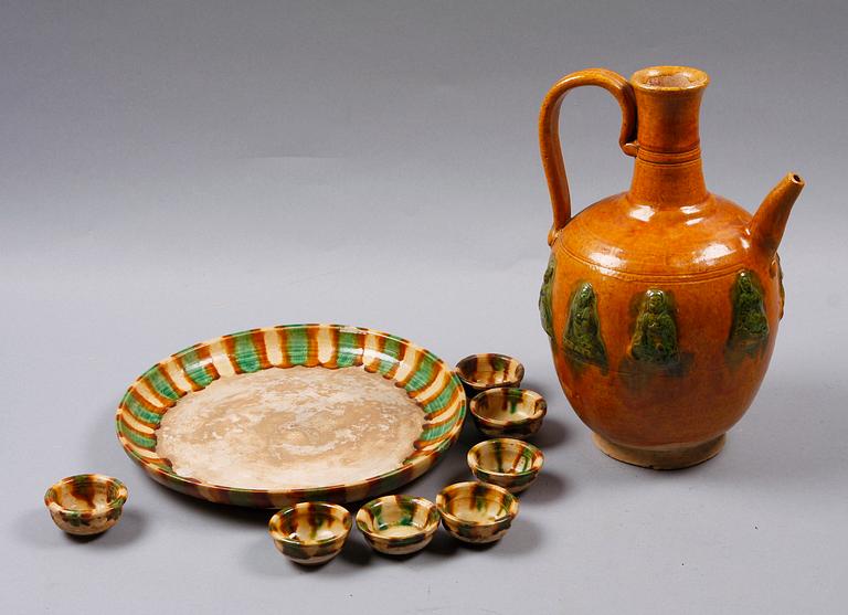 KANNA samt TALLRIK MED 7 SKÅLAR, keramik, sungstil, Kina.