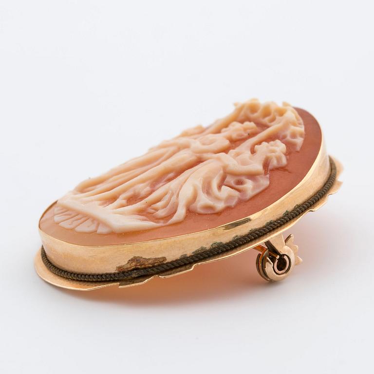 A pendant/brooch with carved shell cameo.