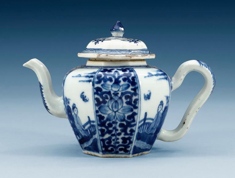 A blue and white teapot, Qing dynasty, 18th Century.