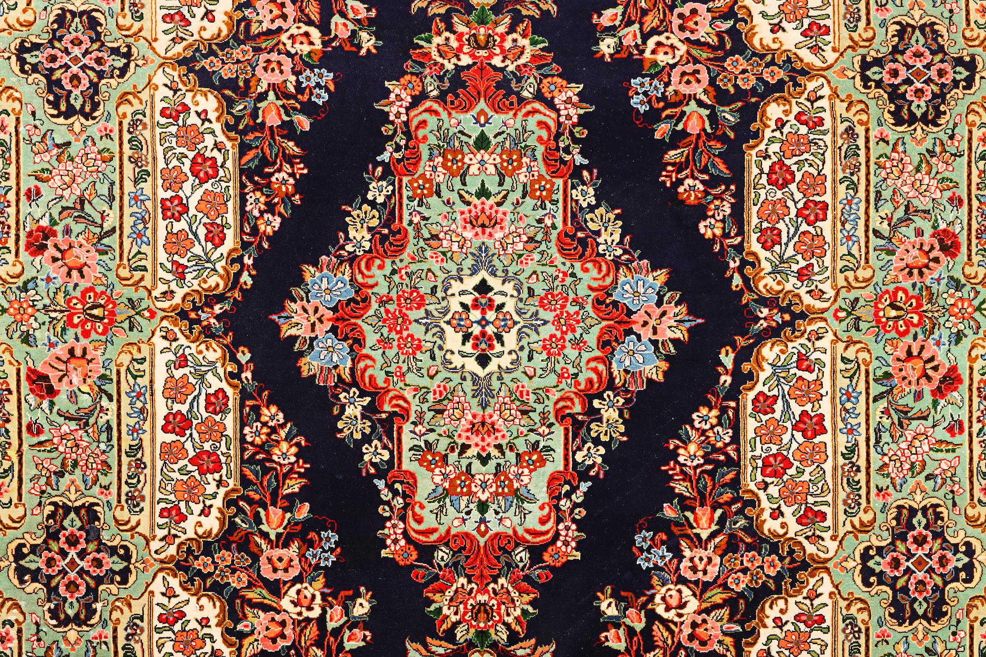 Matta, Sarough, ca. 317 x 216 cm.