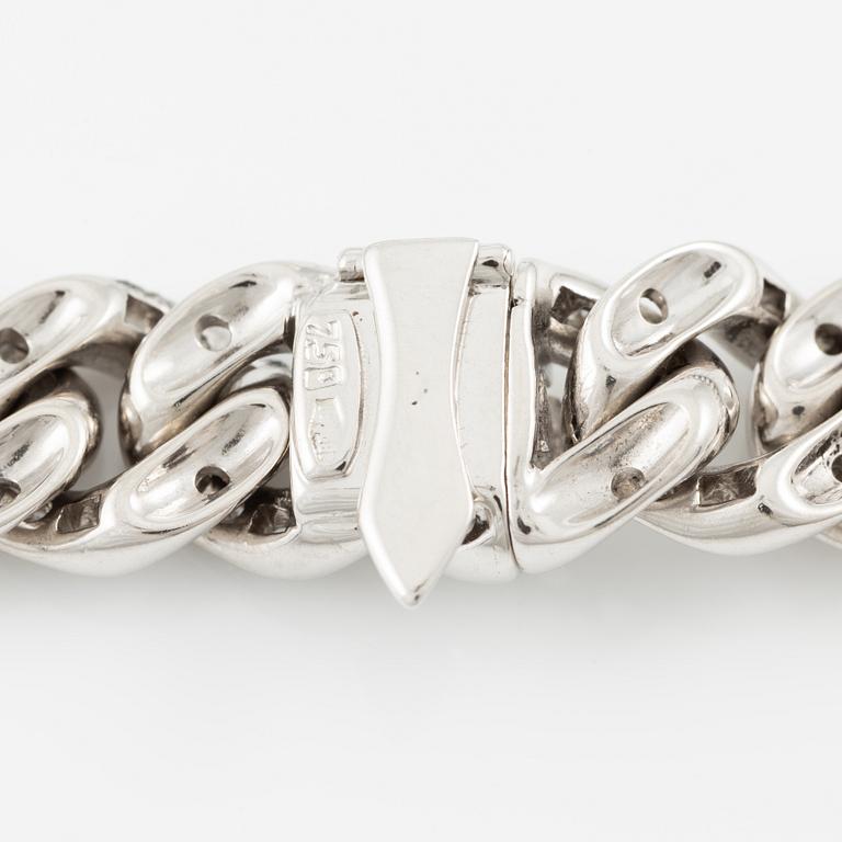 Bracelet 18K white gold with eight diamonds.