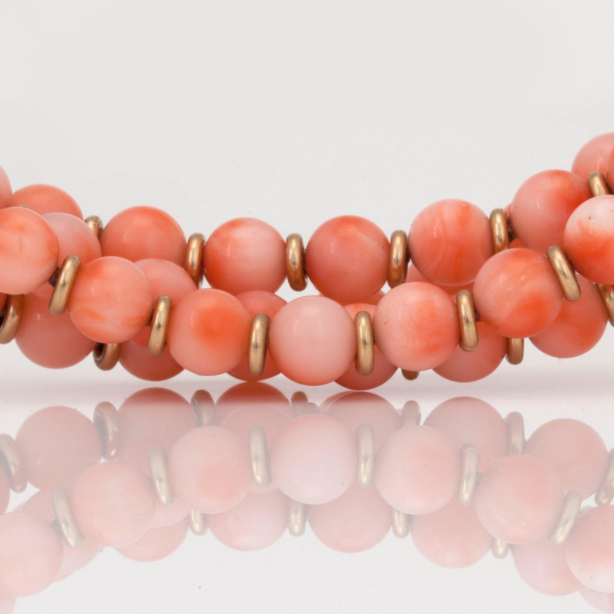 COLLIER med koraller samt briljantslipade diamanter totalt ca 0.68ct. Två droppformade koraller medföljer.