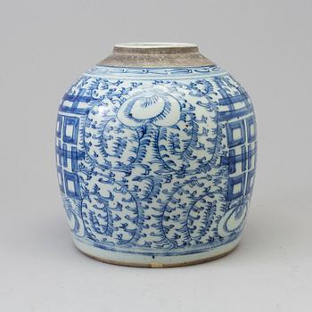 A blue and white porcelain jar, Qing dynasty, 19th century.