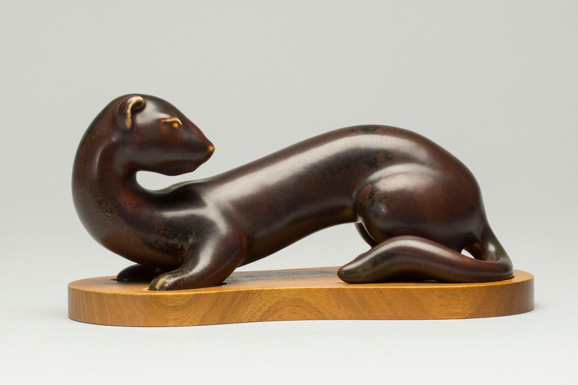 FIGURIN, stengods. Gunnar Nylund, Rörstrand, signerad GN. 1900-talets mitt/andra hälft.
