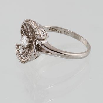 RING, 18K guld med briljantslipad diamant samt små åttkantslipade diamanter, Rolf Carlman, Stockholm,  1956. Vikt 4,6 g.