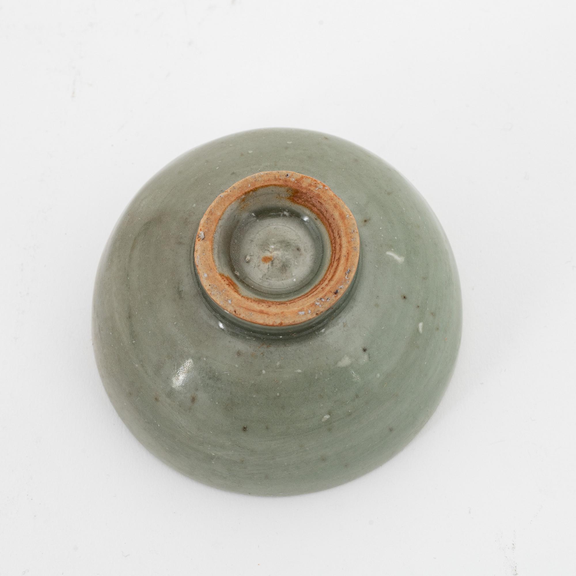 A Longquan ceramic bowl, Ming dynasty (1368-1644).