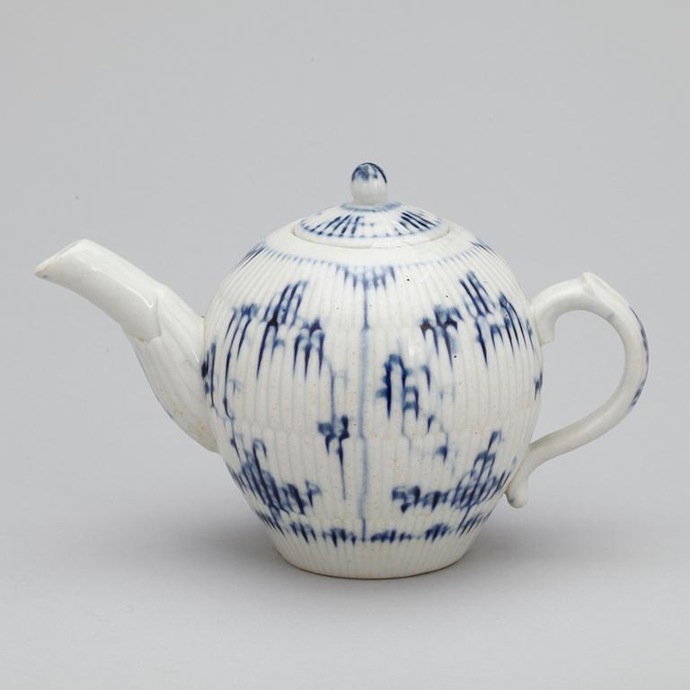 TEKANNA, porslin, Meissenliknande märke, 1800-tal.