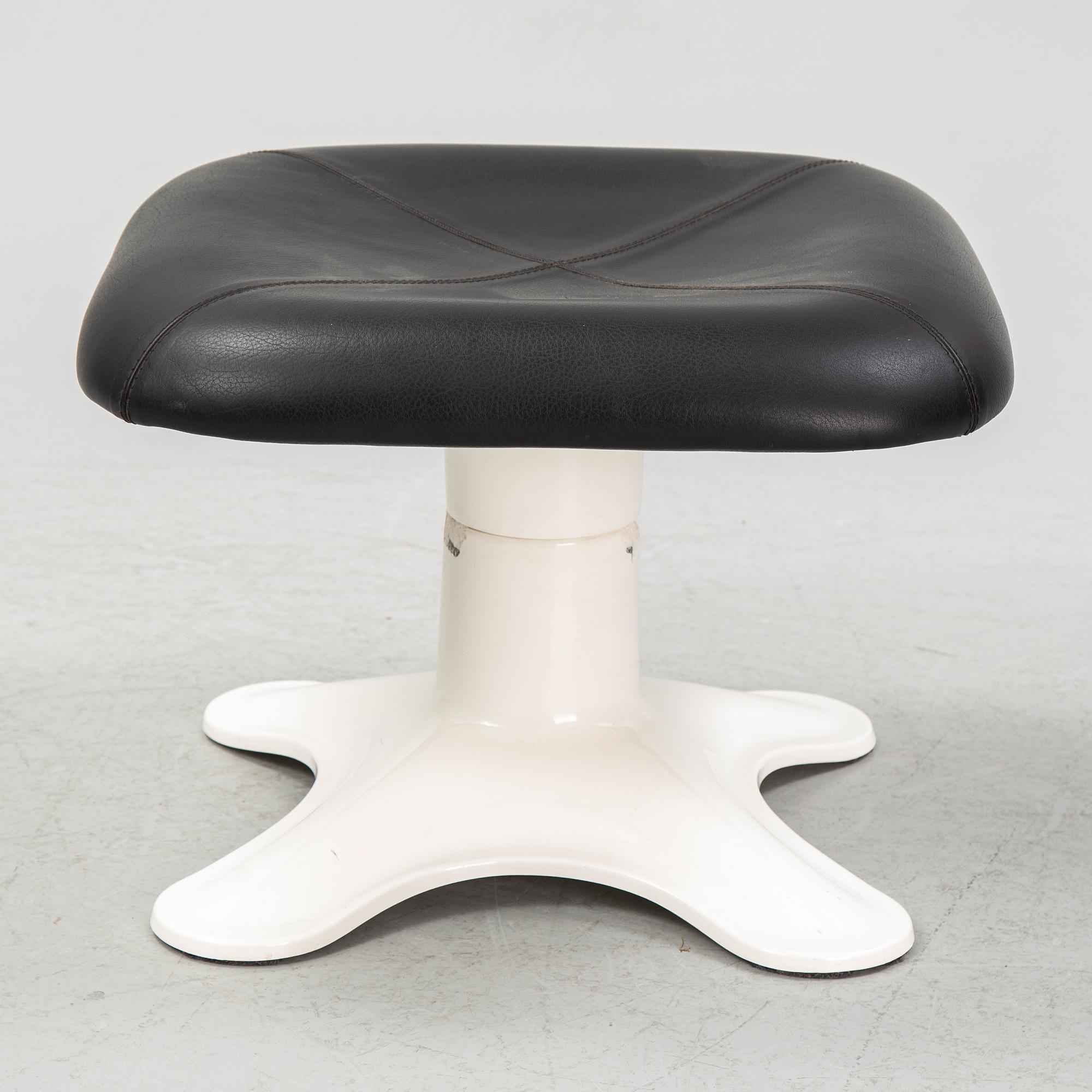 Yrjö Kukkapuro, fåtölj med fotpall, "Karuselli", Avarte, Finland efter 1980.