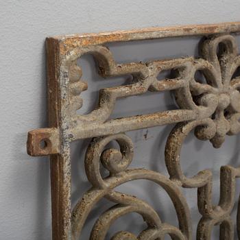 A pair of cast iron decorative elements from the late 19th century.