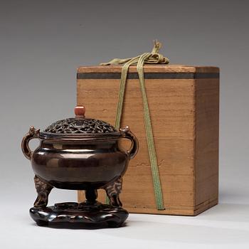 866. A brownish black-glazed censer, Qing dynasty (1644-1912).