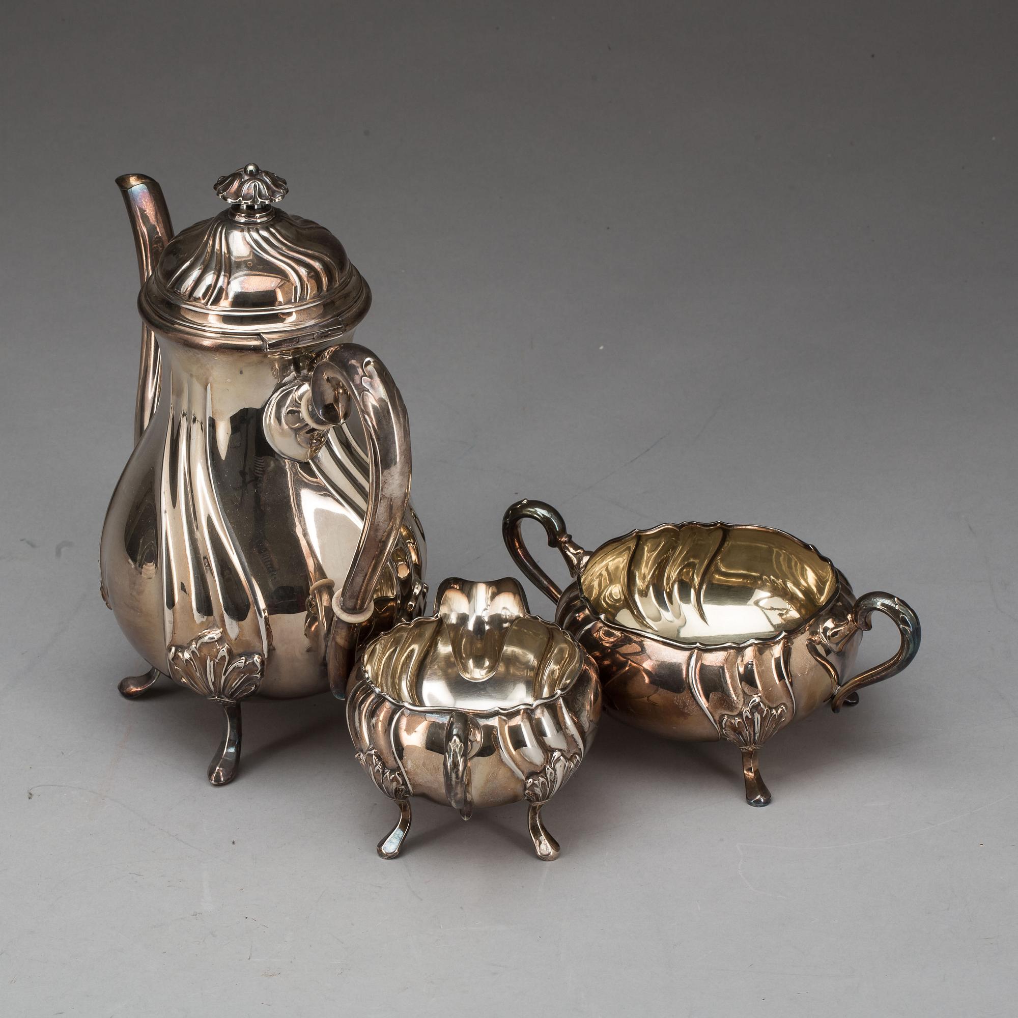 KAFFESERVIS, 3 delar, rokokostil, silver, Johan Schurmann, Landskrona, 1932. Total vikt ca 1000 g.