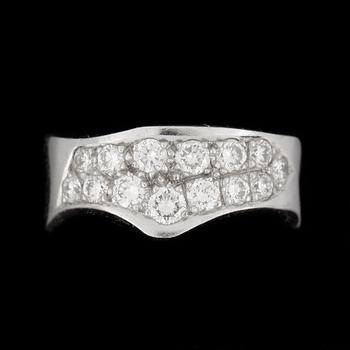 RING, 18k vitguld med briljantslipade diamanter tot ca0,50ct. Claes Giertta, Stockholm, 2000. Vikt ca7g.