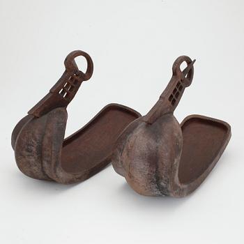 STIGBYGLAR, ett par, så kallade abumi, stigbyglar, Japan, troligen Edo (1603-1868).
