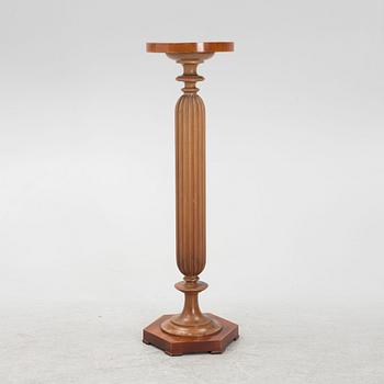 A pedestal, early 20th century.