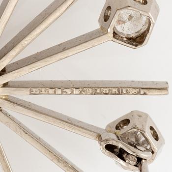 Brooch 18K white gold set with round brilliant-cut and octagonal-cut diamonds.