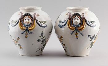 URNOR, 1 par, fajans, möjligen Frankrike, 1800-talets andra hälft.