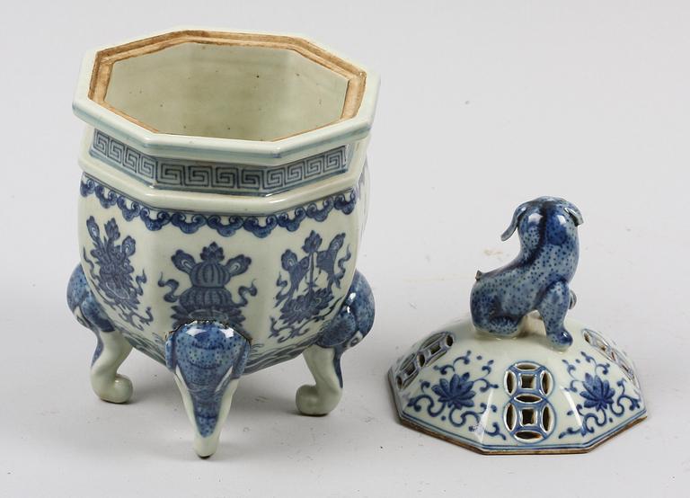 RÖKELSEKAR, porslin, Kina, 1900-tal.
