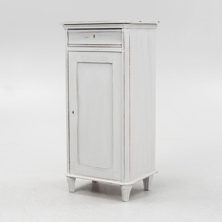 Skåp, omkring år 1900.