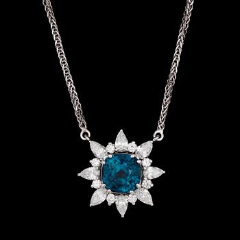 110. HÄNGSMYCKE, blå fasettslipad zirkon med dropp- och briljantslipade diamanter, tot. ca 0.90 ct.