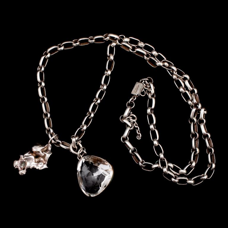 COLLIER, silver, hänge med bergkristall, 1900-talets andra hälft. Tot vikt 72 g.
