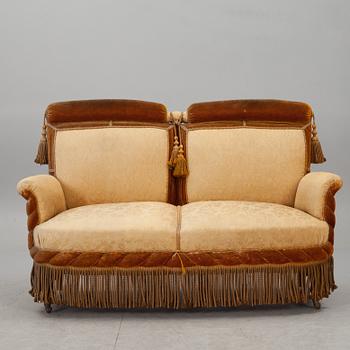 SOFFA, Oscariansk, sk. tapetserarstil. 1800-talets andra hälft.