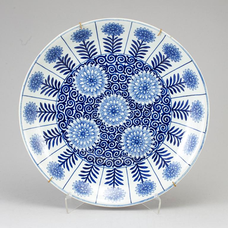 A large blue and white 'astor pattern' serving dish, Qing dynasty, early 18th century.