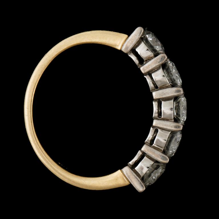 RING, 18k rött och vitguld med 5 briljantslipade diamanter tot ca1,50ct. Vikt ca8g.