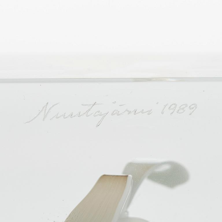 Oiva Toikka, An annual cube, signed Oiva Toikka Nuutajärvi 1989, numbered 511/2000.