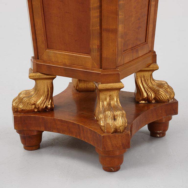 Piedestal, Louis XVI-stil, tidigt 1900-tal.