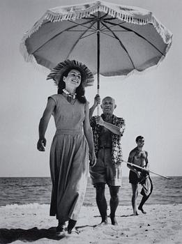 55. Robert Capa, "Pablo Picasso and family", 1948.