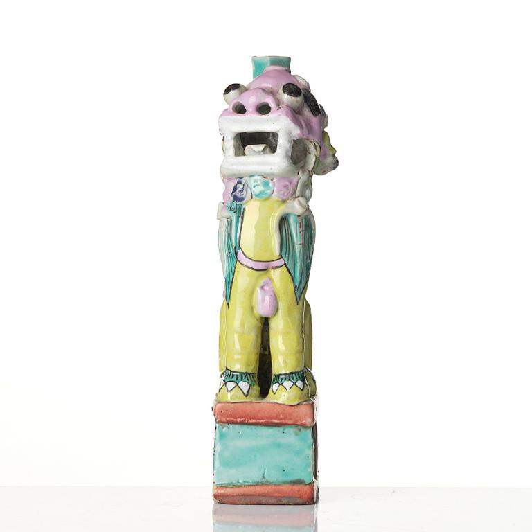 A Chinese famille rose porcelain joss stick holder, Qing dynasty, 18/19th century.