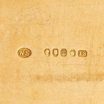 An English 18 carat gold snuff box, marks of William Summers, London 1867.