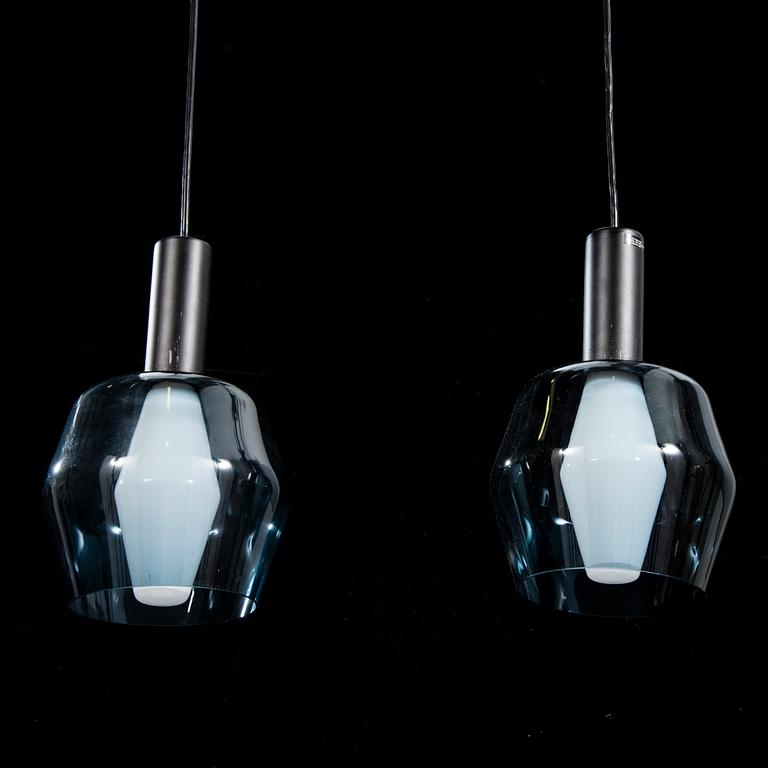 A PAIR OF 1960s CENTURY PENDANT LAMPS in glass by Tapio Wirkkala. Iittala/Idman. Height 32 cm.